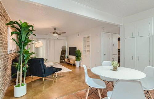 Walkable Dtwn 2B Getaway - Sleeps 5 - Pool, Prkg - Foto 24