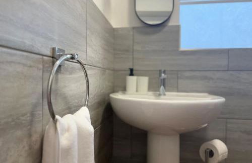 Chase View 1 Bed Sleeps 4 Parking WiFi Contractors - Photo 18