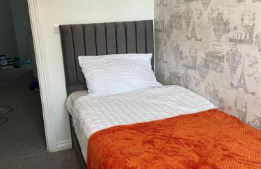 5 bedroom 3 Bathroom townhouse,Parking, Netflix, Pool table, Wifi,Nr Sandwell Hospital and train station - Foto 8