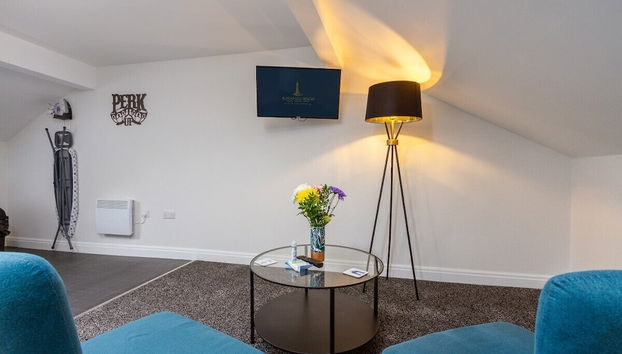 Kings Court - Photo 2, Room