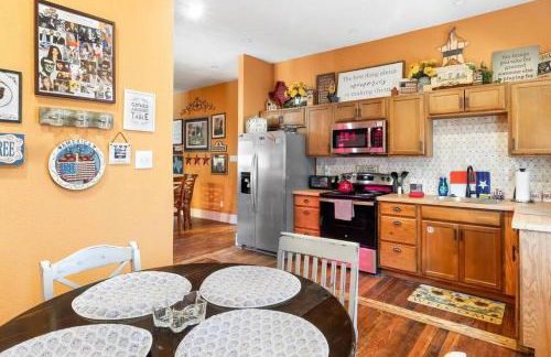 Stockyards-3/4 mile away!-Sleeps 8-Americana House - Foto 17