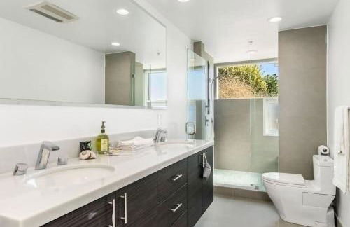 Spacious 4BR Retreat with Private Pool, Pool Table and Fast Wi-Fi Sleeps 9 Quiet Clinton Location - Foto 18