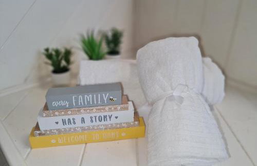 Large 3 Bed Flat, Free Parking-by Holiday Homes - Foto 18