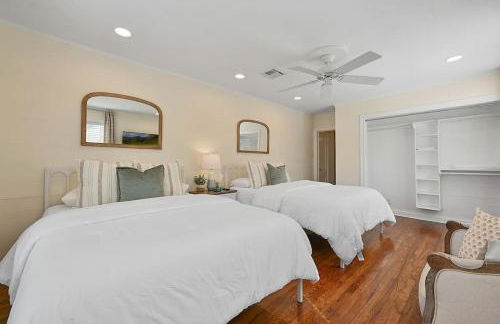 Whimsical Bluebird Cottage Hot Tub Patio Pet Friendly Central Location - Foto 16