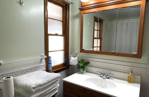 Entire Home in Buffalo - 6 Guests 3 Bedroom 1 Bath - Convenient Location - 25min to Niagara Falls - Foto 7