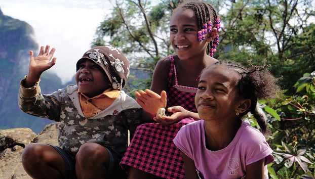 Niños de un poblado local