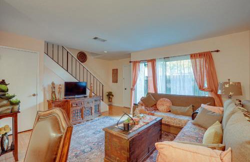 Lovely Concord Townhome Retreat with Community Pool! - Foto 5