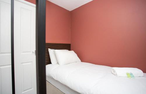 Vacant Nest Cleveland Close Central Parking - Photo 13