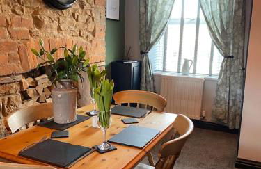 HOT TUB - Miners Cottage - edge of Brecon Beacons National Park - Heritage Town - Foto 20