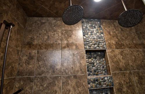 Luxury Lakeside Mountain Escape with Wraparound Deck Near Terra Alta, West Virginia - Foto 25