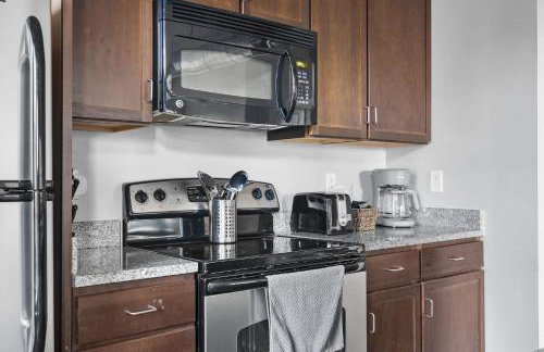 2BR Balcony Suite Gym & Pool Downtown at CityWay - Foto 30