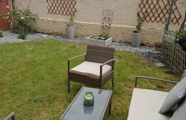 Beautiful Marina Apartment with private garden, flexible bedrooms with zip & link beds - Photo 29