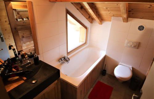 Charming Chalet w/ Mountain & Slope Views, Jacuzzi - Foto 24