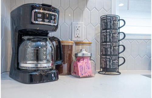 Spacious Delightful 4 BR/ 3 BA Close to Downtown - Foto 74