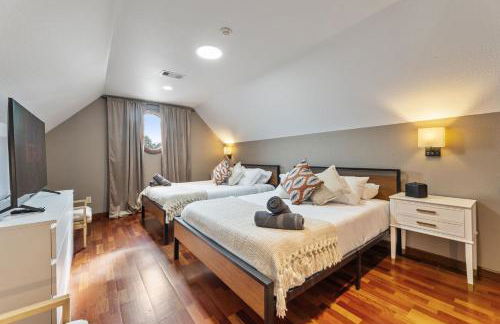 Golf-Side Luxe Escape Sleeps 13 Hot Tub & Theater - Foto 32