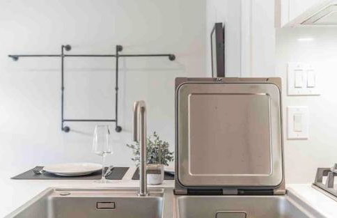 Superb location steps to DT and UT - Foto 9