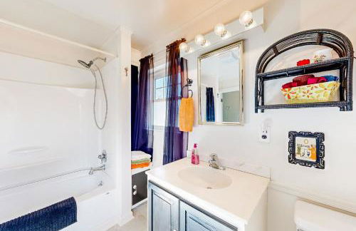 Yard, Porch and Fire Pit! Century-Old Hebron Escape - Foto 26