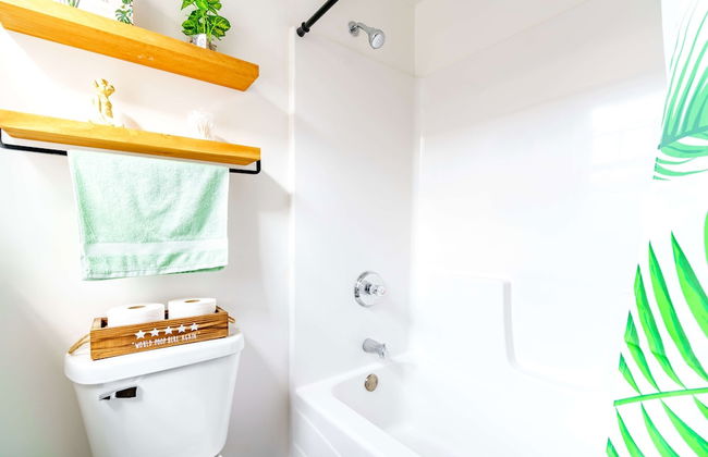 NEW Luxe Pet Friendly Free Parking Downtown - Foto 42