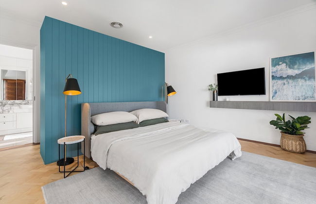 Your Luxury Escape - White Wood - Photo 2