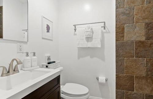 Luxury DC Rowhouse with Rooftop Firepit & Private Hot Tub- Near U Street & Logan Circle - Foto 48