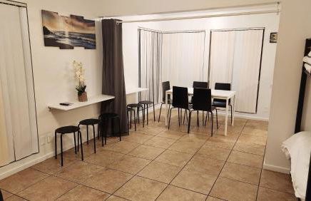 Centrally Located, 4x Queen, 300 MBPS Internet with Backyard! - Foto 10