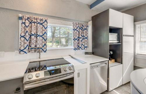 Walk to MIR Wooded Group Escape with Deck and Bar! - Foto 10