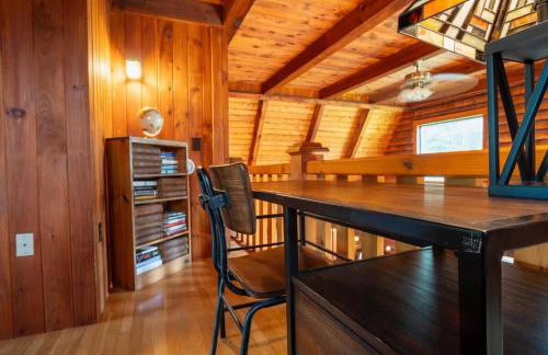 Cozy Log Cabin- W Fireplace - Foto 33