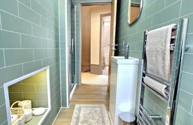 Newly Renovated Gem - Free Parking & Modern Comfort - Foto 50