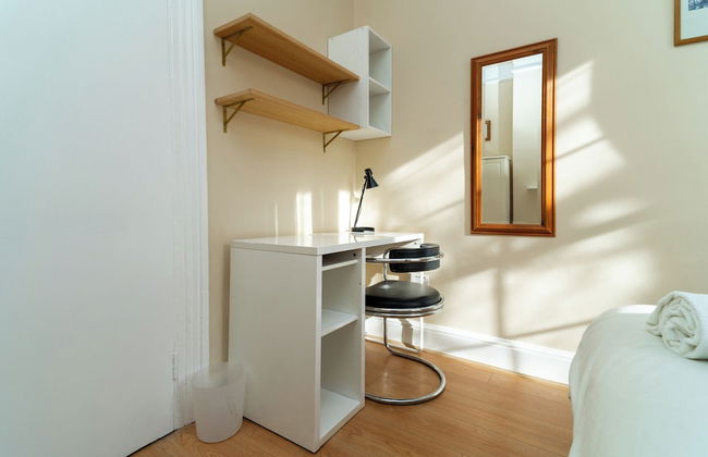 Stylish 2Bed Steps from Iconic Waterloo - Photo 4