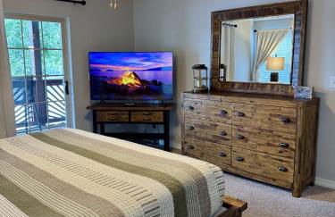 Lakefront Condo A-1 with Large Balcony - Foto 11