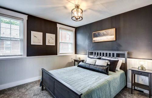 Cozy Dark & Moody Home New Reno 10 mins to Lanc - Foto 18