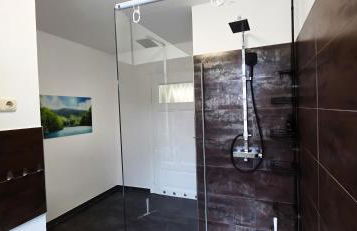 Premium Gruppen-Apartments in Gründerzeit-Villa mit Schlossblick und Parkplatz 16 Gäste - Foto 8