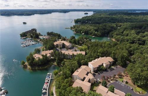 Lake front Keowee Condo with Balcony & Resort Amenities! 20 min to Clemson condo - Foto 2