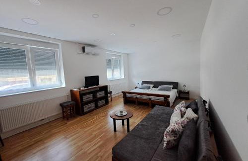 GAG Apartment in TRAM zone with FREE PARKING in front of the house - Photo 2