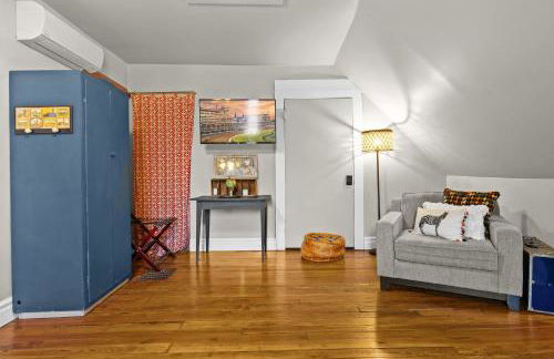 Cozy Top-Floor Retreat in the Heart of Louisville - Photo 10