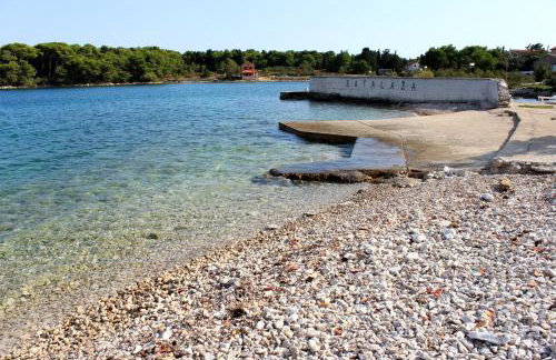Seaside apartments with a swimming pool Ugljan - 829 - Foto 5