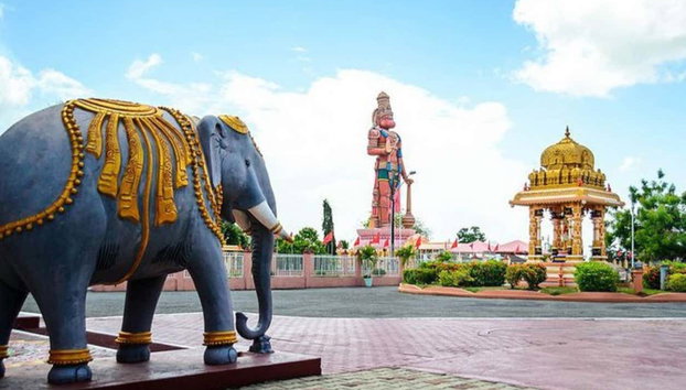 Excursión al templo sobre el Mar y el lago de la Brea - Foto 2, Plaza donde se encuentra la estatua de Lord Hanuman