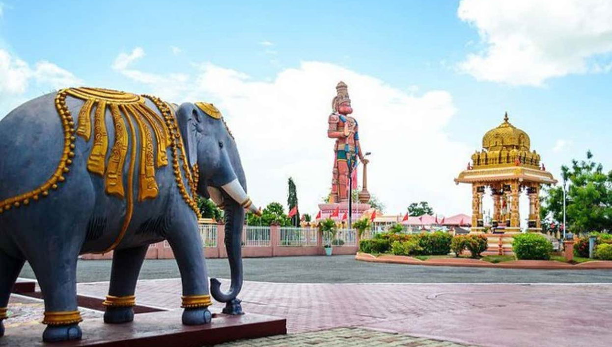 Place où se trouve la statue de Lord Hanuman