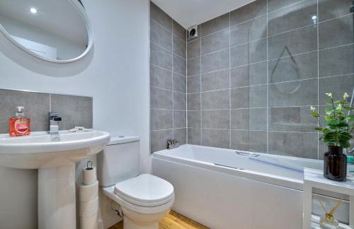 Central Stamford 2-Bed Apartment-Ideal for Work or Leisure - Foto 15