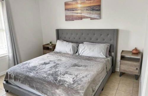 8 Mins to SPI Beach Spacious 3BR with Backyard - Foto 14