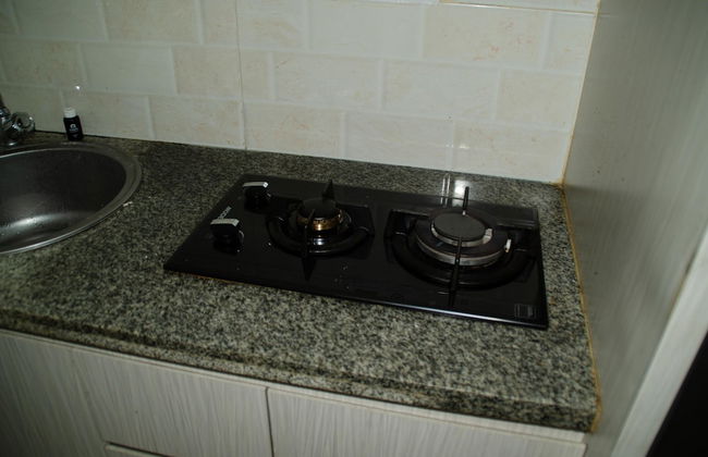 Homey And Warm Studio Room At Tifolia Apartment - Foto 10