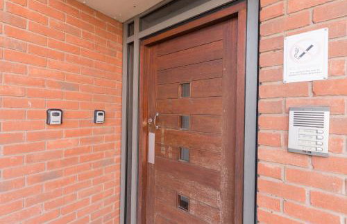 Stylish 2-Bed Apartment, City Centre Gem, 1 min walk to Train Station, Free parking - Foto 28