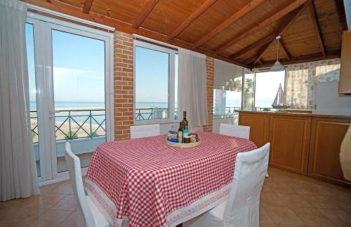 A View from the Attic Window. Kyparissia, Messinia - Foto 8