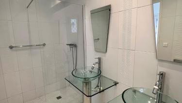 Central -300m Palais- Seaview-A/C-WIFI-spacieux - Foto 3, Shower