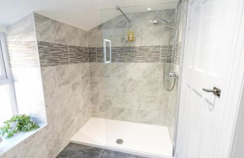 Newly-renovated, mid-terrace cottage in Porthmadog - Photo 40