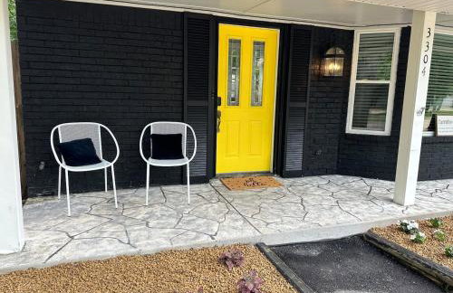 6BR Dream Getaway w Heated Pool & Peaceful Vibe - Photo 14