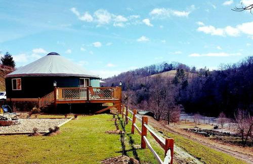 Unique Yurt Rental on Peony Farm with Riverfront View in Clyde, North Carolina - Foto 29