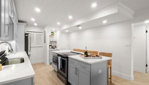 Serenity Shores Renovated Top Floor Condo w Stunning Ocean Views - Foto 3, stove