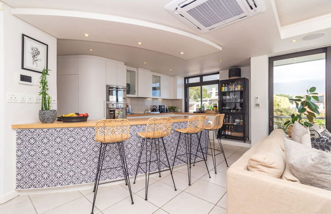 Experience Solace and Panoramic Views at Crescent Bay - Foto 8