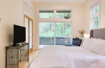 Secluded Modern Enclosed Patio Forest Views Woodland Zen by AvantStay - Foto 15